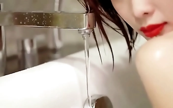 Witness the Alluring Yan Pan Pan with Perfect Arched Buttocks in a Bathtub Bathing Scene